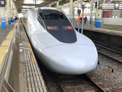 ここから新幹線。この後錦川鉄道に乗るのだが、先ほど乗車してた岩国行きは岩国駅16時04分着。一方で乗り換える錦川鉄道が、なんと1分前の16時03分に出発してしまうのだ！まさにローカル線の罠。と言う事で広島から新岩国まで新幹線で1駅ワープ。乗り換え時間約50分待ちで、事前調べで新幹線改札内に立ち食いがあるとの事で期待して向かったら、なんと閉業！(泣)
場所が待合室で人が多かったので写真はやめました。