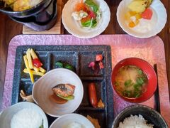 湯快リゾート雲仙東洋館の朝食バイキング。夕食同様種類豊富です。左上は島原そうめん、温めるのに固形燃料の鍋を使ってと言われたのでやりましたが、やはり煮えすぎに…。
少食ですが今日は仁田峠まで登山なのでしっかり食べないと。