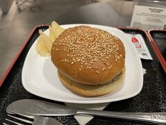 お腹が空いてたまらなかったので、ラウンジでハンバーとか