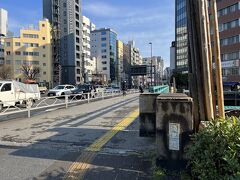 浅草橋。
旧日光街道（国道6号）が通る神田川にはじめて木造の橋がかけられたのは寛永13年（1636年）のことでした。橋の名前は、浅草観音様への道筋にあたることから浅草御門橋と呼ばれましたが、いつしか浅草橋と呼ばれました。
明治6年（1873年）、肥後の石工である橋本勘五郎の施工により木造橋を石橋に架け替えました。昭和5年（1930年）、関東大震災後の復興計画により、現在の浅草橋が建設されました。