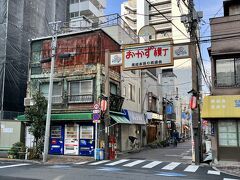 鳥越神社からこの辺りは、東京大空襲から奇跡的に焼け残った場所で、戦前からの建物がまだ残っている地域です。