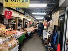 小樽駅前の三角市場。