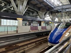 1時間半ぐらいで金沢駅到着したら、今度は北陸新幹線に乗り換え。フリーパスだからできる贅沢な乗り継ぎ。