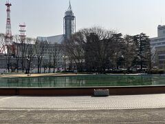県庁前広場。噴水の水盤だけど、噴水は出ていなかった。