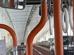 ベイブリッジの下層を走行。
天井があるのがちょっと不思議。
