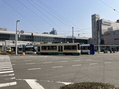 新旧の路面電車が行違う。