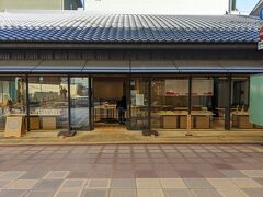 京都鳩居堂

お香を買いに来ました。
お店のお兄さんの説明がとても親切丁寧で特別な時間を感じる。
気に入ったお香を購入できて感謝です。