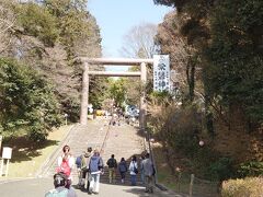 神社から入場です。