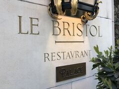 『Le Bristol Paris』のホテルサインの写真。

