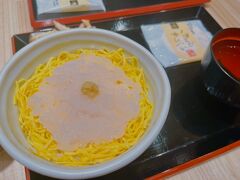 あっという間に到着です。
昼食のお店は既に計画済み。
駅直結の「とやまルシェ」内の
『白エビ亭』に向かいます♪

店内は少々狭いので、外に並びますが回転が良く待ち時間は少なかったです。

こちらは白エビ刺身丼。甘エビピンク色で綺麗ですね。