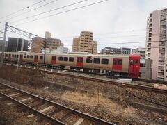 山陽新幹線遅れのため接続待ちで5分遅れて10時57分頃博多駅を出発。
このところ東海道・山陽新幹線遅れが多い気がする。
車窓右側には近郊型電車813系。