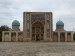 ハズラティ・イマーム・モスクの西に建つのがこちらのバラク・ハン・メドレセ。