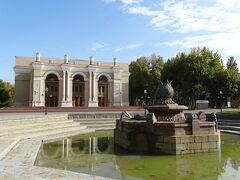 そこから2日前の夜にも訪れたナヴォイ劇場へ！
自分がウズベキスタンに行きたいと思ったきっかけの1つとなった場所へ再訪。