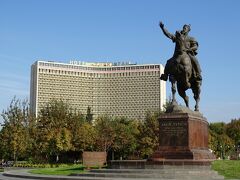 そこからティムール広場へ向かう。ウズベキスタンの歴史の中で最も偉大な人物であるティムールの騎馬像が広場の中央にある。