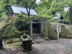 13:35 安房神社
房総の駅とみうらから30分ほど、安房神社に寄ります。
広い境内に巨大な鳥居と大きな駐車場、立派な神社でした。