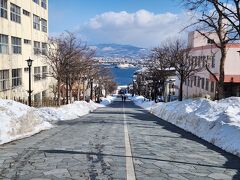 八幡坂も (*>ωﾉ[◎]ゝﾊﾟﾁﾘ
車道の真ん中下るの...危ないよ～