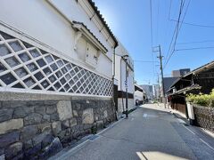 その後、名古屋城下への延焼を防ぐために美濃路の西側裏道を四間へ
拡幅し、その東側(美濃路側)を石垣積みで盛土し、
塗籠造りの土蔵が建てられるようになりました。