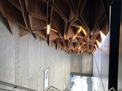 烏山線乗り換えの宝積寺駅で下車し、烏山線ホームへ乗り換えようとすると。
階段上になにやら木製の建造物が