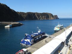 伊豆大島には旅客船の入出港として、島の西側にある元町港と北側の岡田港があり、海況等で使い分けている。この日は岡田港。