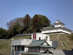 駅のデッキから水戸城の二の丸角櫓が見える