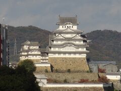 ズームしてみましょう。

姫路城ですね。
413年前の慶長14年(1609年)に建築された大天守は今も健在。
平成5年12月、奈良の法隆寺とともに、日本で初の世界文化遺産となりました。

▼姫路城公式サイト
https://www.city.himeji.lg.jp/castle/index.html