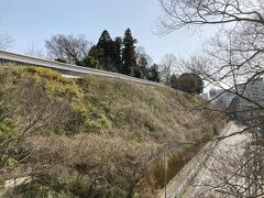 歩いて５分くらいで、大手門へ
道路が昔の堀、土塁が高い