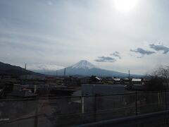 おー！　車窓から富士山が見えました！
よかったー！　富士山の絶景が見れるホテルに来て、全然見えなかったら残念過ぎるので、とりあえず一安心。良かった良かった・・・。