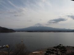 バスは３０分ほど遅れて「久保田一竹美術館前」に到着です。
「ホテル湖月前」と言った方がぴったりの玄関前がバス亭です。
和洋室ツイン５０５号室からの眺望です
薄曇りだけど、富士山見えたー！