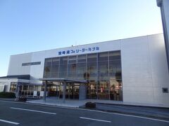 =宮崎港フェリーターミナル=
神戸からの長距離フェリー(宮崎カーフェリー)が1日1便発着。
宮崎駅から宮崎交通の路線バスがフェリーの時間に合わせて運行されています。
ちなみに宮崎駅からの距離は3.2km/歩くと40分ほどです。