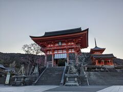 7時　清水寺

写真を撮りながら、風景を眺めながら丁寧に歩いて到着。
清春の歌が私の心を動かす。
はー、至福。