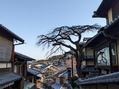 8時05分　戻ってきました、産寧坂

清々しい。
雲一つない青空。
