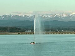 柴山潟から噴水が出ていました。
遠くに白山連峰が見えて、とてもいい風景が広がっていました。
片山津温泉はこの柴山潟の湖中に湧いた温泉だそうです。