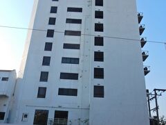 「チャンクラン通り」へ近道をするために、ホテルを出て裏側に回り込み、「アヌサーンマーケット」を通り抜けます。

写真は「アヌサーンマーケット」側から見たCHホテルです。
私の客室は左側です。