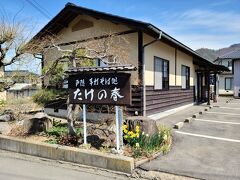 朝のミッションをコンプリートし、近くのそば屋さんへ。
ワタクシお気に入りの戸隠よつかどさんの系譜。
実家から400ｍほど。実家への道は遠い。