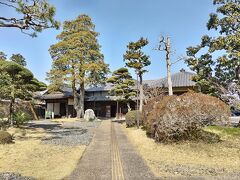 こちらは竹の丸、中に入る方はここにも駐車場がありました。