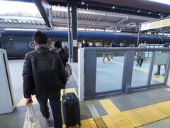 終点、武雄温泉駅15時13分着。
ホームの向かい側に停車しているリレーかもめ36号に乗り換えです。