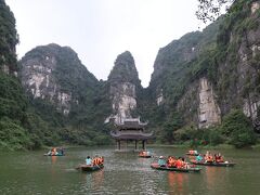 ここから見る、池に浮かぶ鐘楼と背後の風景はとても神秘的である。
K氏によると、鐘楼の背後の山は「イーグルマウンテン」と呼ばれているらしい。
確かにワシが翼を広げたシルエットに似ている。