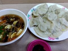 朝食は水餃子と酸辣湯。
