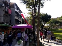 雙連駅の北側に朝市が開かれています。
地下鉄の上は公園になっているので、いろいろ食べ比べするには最適です。
ただ水餃子食べた直後でお腹いっぱいだったから、眺めるだけでした。