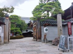 尼寺。
何で菊の御紋があるんだろうと思ったら皇室とゆかりがあるそうです。