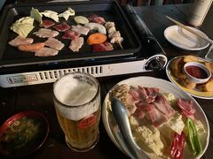 奄美レンタカーで車を借り50分で島の中心、名瀬に到着。宿泊したホテルで、晩は焼肉とオリオンビール（写真）。