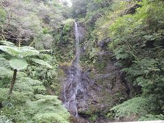 嘉入の滝（写真）は落差15m。水源は標高310ｍの嘉入山で、水を利用した稲作が行われています。