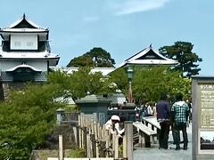 金沢城公園と兼六園を繋いでいる石川橋を渡り、先に金沢城公園に行きました。
