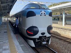 白浜駅にはパンダのラッピング列車が停まっていました。