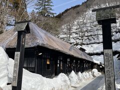 バスで1時間程で鶴の湯温泉に到着。
田沢湖駅からの路線バスで鶴の湯に向かう場合は、「絶対」にアルパこまくさで送迎バスに乗換えましょう。路線バスの「鶴の湯温泉入口」で降りると小一時間くらい歩くことになります。※たまたまシャトルバスの運転手さんに拾って貰えたので助かりました。