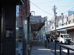 さて、本日の目的の一つが逗子銀座商店街入り口のはら田という店でアジフライを食べること。

先週、通りがかった時に行列が出来ていたので気になっていた。