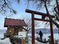 たつこ像の近くにある神社。田沢湖に浮かぶようにある小さな神社ですが、御朱印もあるそうです。バス停車している20分間では間に合うか微妙。