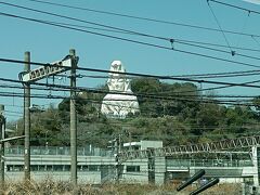 この日は、3月上旬の横須賀のヴェルニー公園、三笠公園等を観光し、横須賀港、護衛艦を鑑賞します。
まずは、ＪＲ線で横須賀駅まで向かいます。
大船駅を通過する途中、電車の窓から大きな「大船観音像」が丘から顔を出しています。