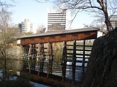 朝食後、和歌山城を散歩します。西の丸庭園にある廊下橋「御橋廊下」です。