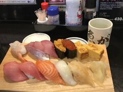 姉を送りに浜松の駅にある魚がし鮨でお寿司を食べました。ネタが大きいです。
美味しかったー